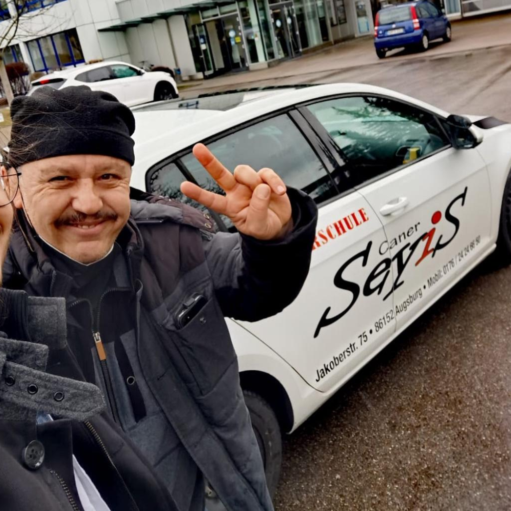 Zufriedene Fahrschüler nach der Prüfung
